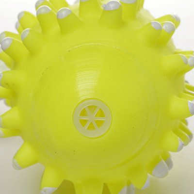 Игрушка для собак мяч для регби с шипами 8см желтый