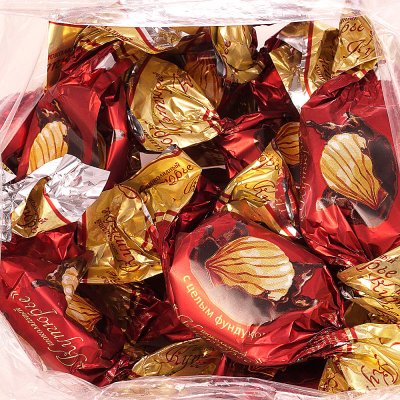 Конфеты Шоколадный кутюрье 250г красные с цельным фундуком
